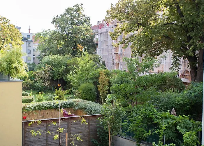 Stilvolle Wohnung Mit Ruhig Gelegenem Balkon